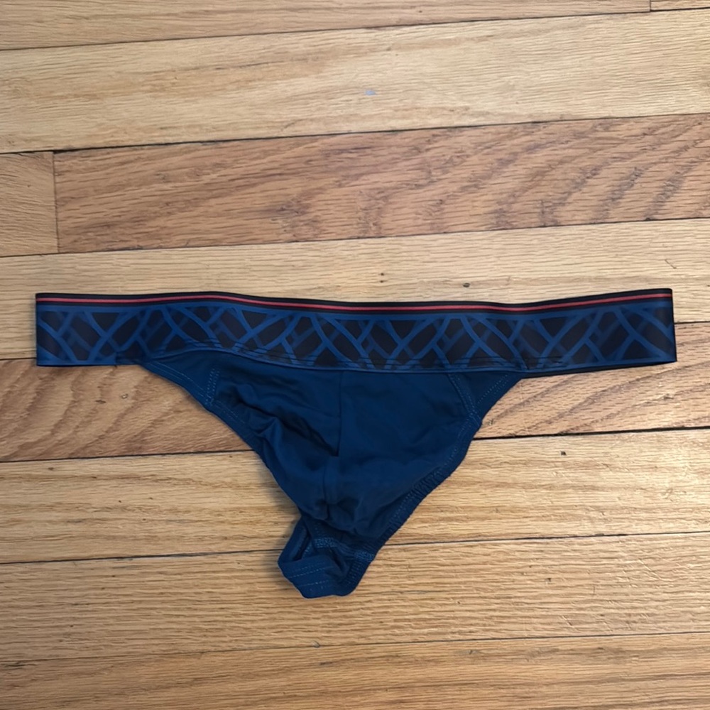 Men’s Krakatoa Haleakala Thong size Medium